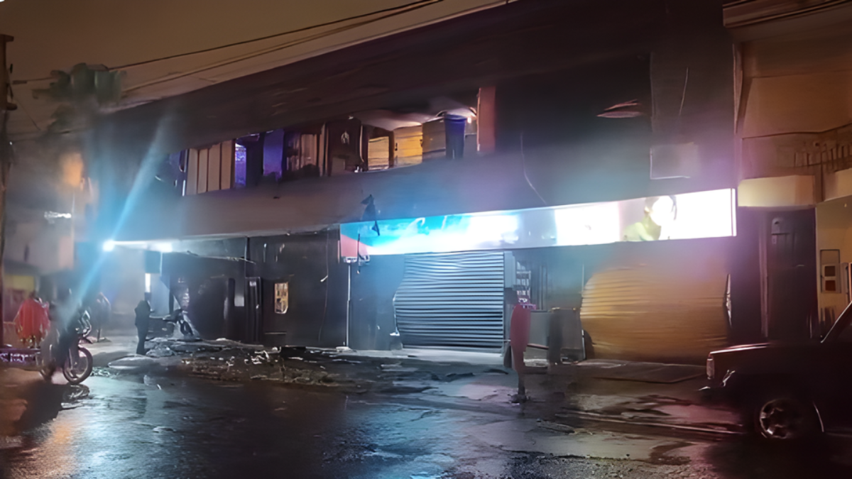 El impacto destruyó paredes, ventanas y expulsó hacia la calle las puertas metálicas del establecimiento.