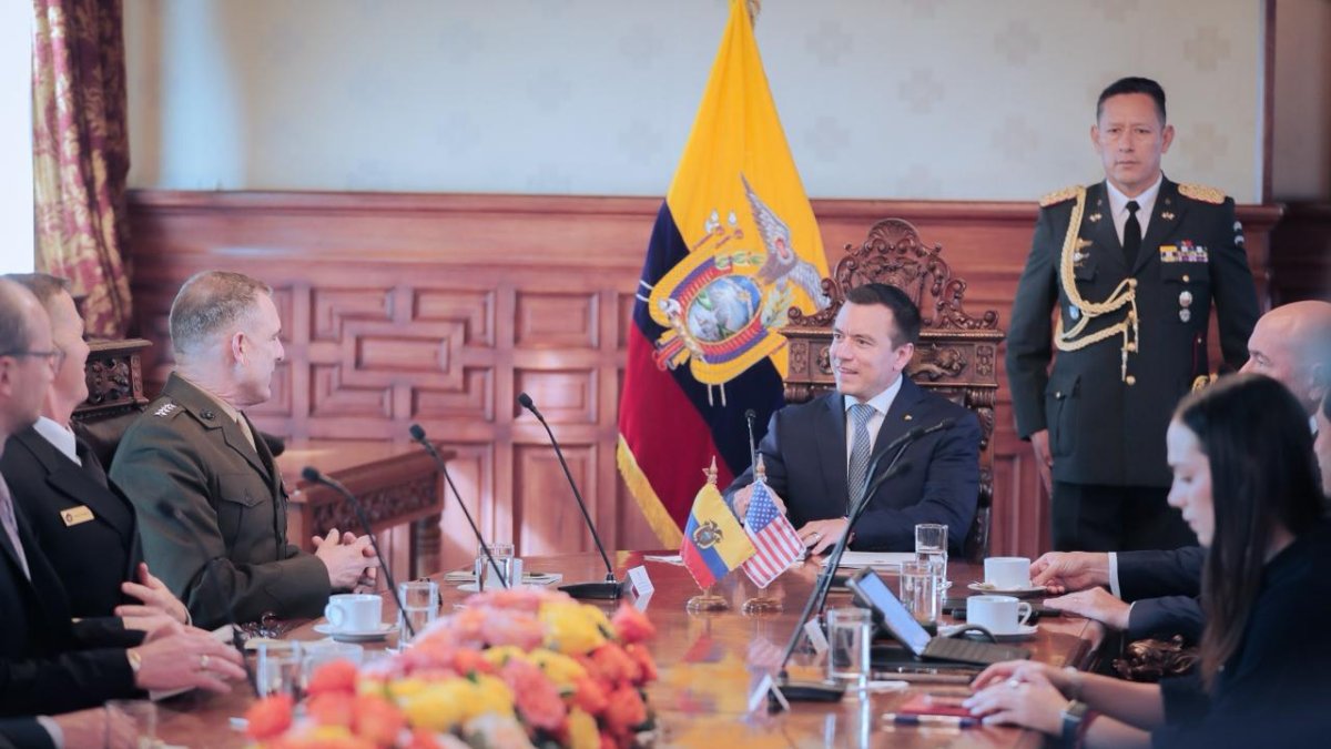 El presidente de Ecuador, Daniel Noboa, recibió el lunes 2 de marzo al líder del Comando Sur de Estados Unidos, Francis L. Donovan, en el Palacio de Carondelet.