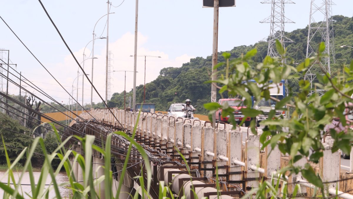 Una de las principales quejas es la falta de pasamanos en el puente