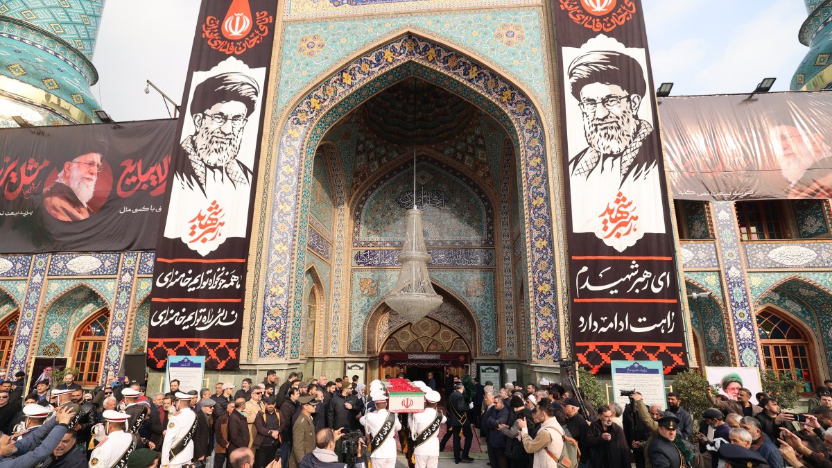 Guardias iraníes transportan el ataúd del difunto asesor principal del líder supremo iraní, Ali Shamkhani. 