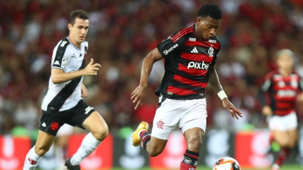 Gonzalo Plata (d) en el Campeonato Carioca con la camiseta de Flamengo.