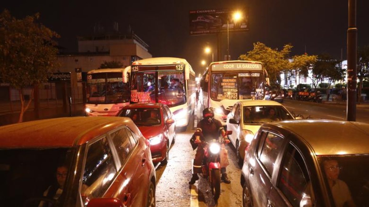 Esta vía es una de las principales arterias de La Alborada, al norte de Guayaquil.