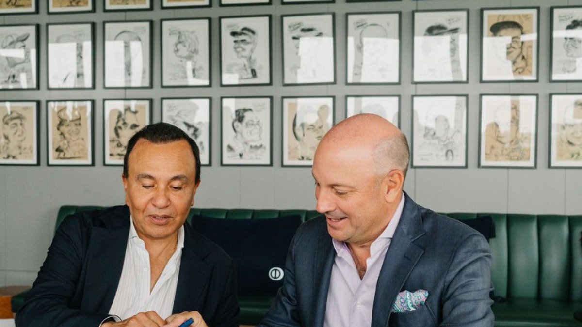 Pablo Salazar, presidente ejecutivo de Diners Club, junto a Isidro De Icaza, presidente de Guayaquil Country Club, durante la firma de la alianza.