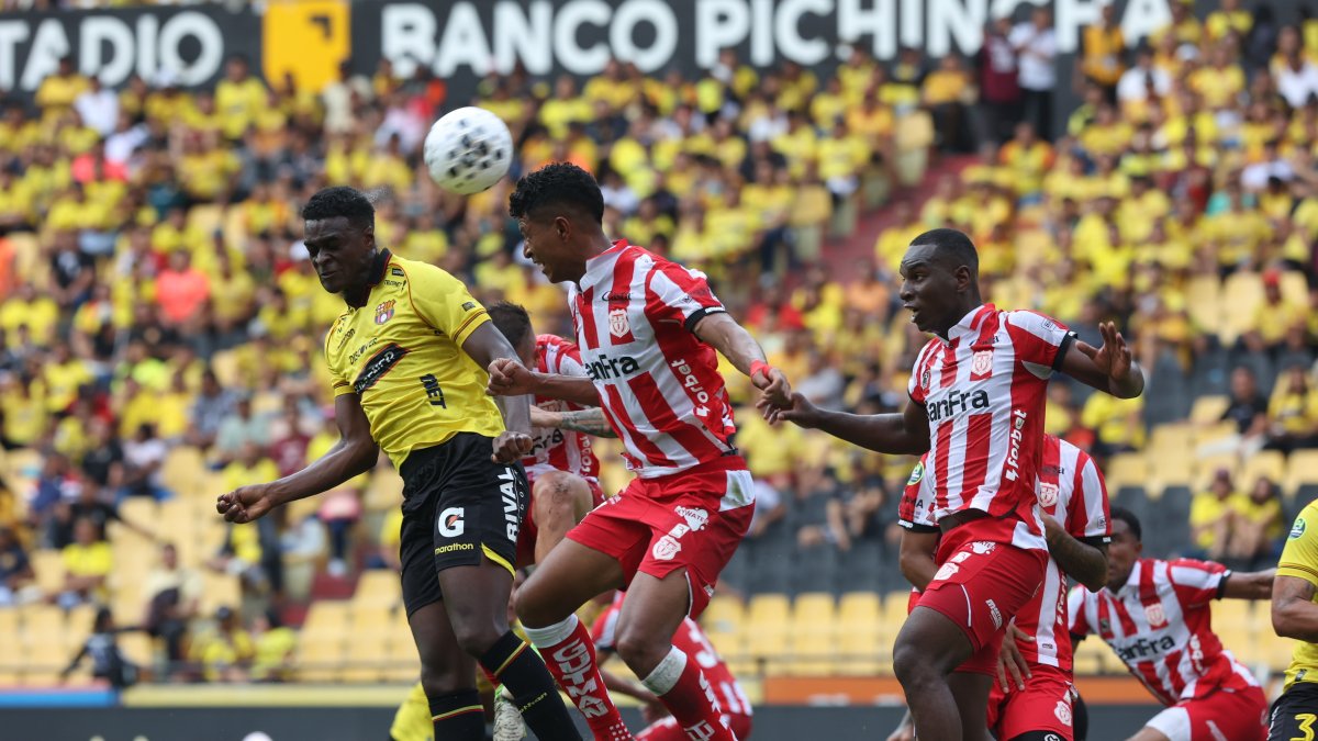 Técnico Universitario recibe a Orense en el estadio Bellavista.