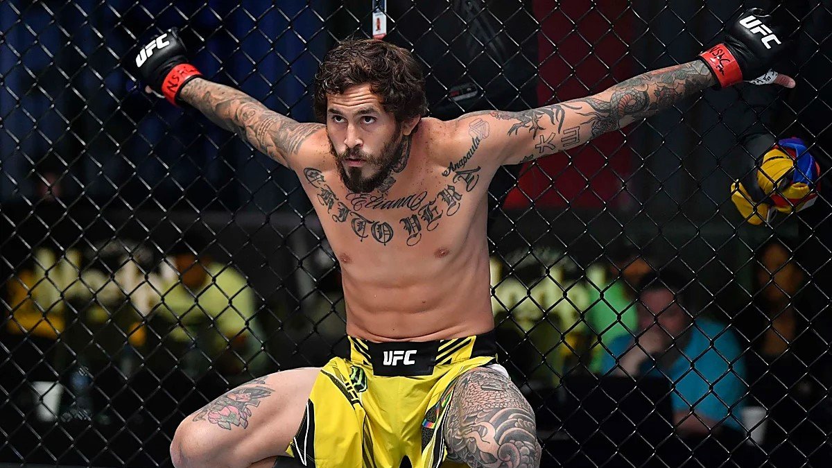 Marlon ‘Chito’ Vera recibió de Jeff Novitzky el pin por superar las 75 pruebas antidopaje durante su carrera en la UFC.
