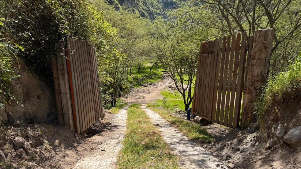 La nueva construcción se levanta en la ribera del río Chiche, a la altura del antiguo puente del ferrocarril.