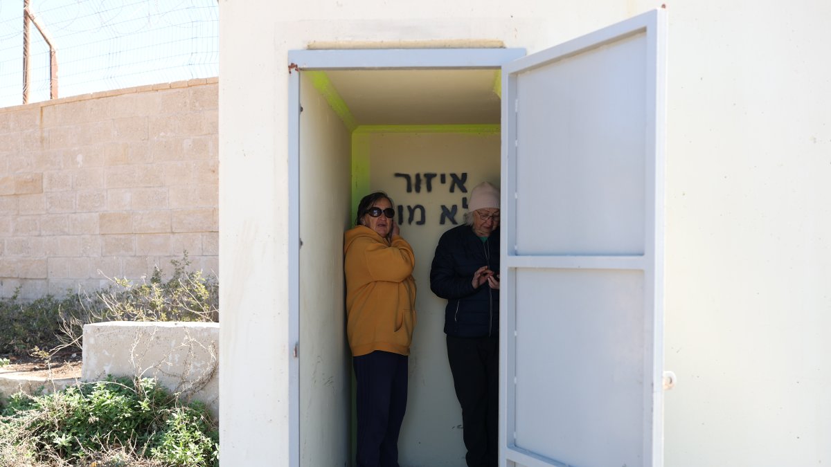 Dos personas en un refugio antiaéreo tras una alerta de seguridad en la ciudad mediterránea de Haifa, Israel.