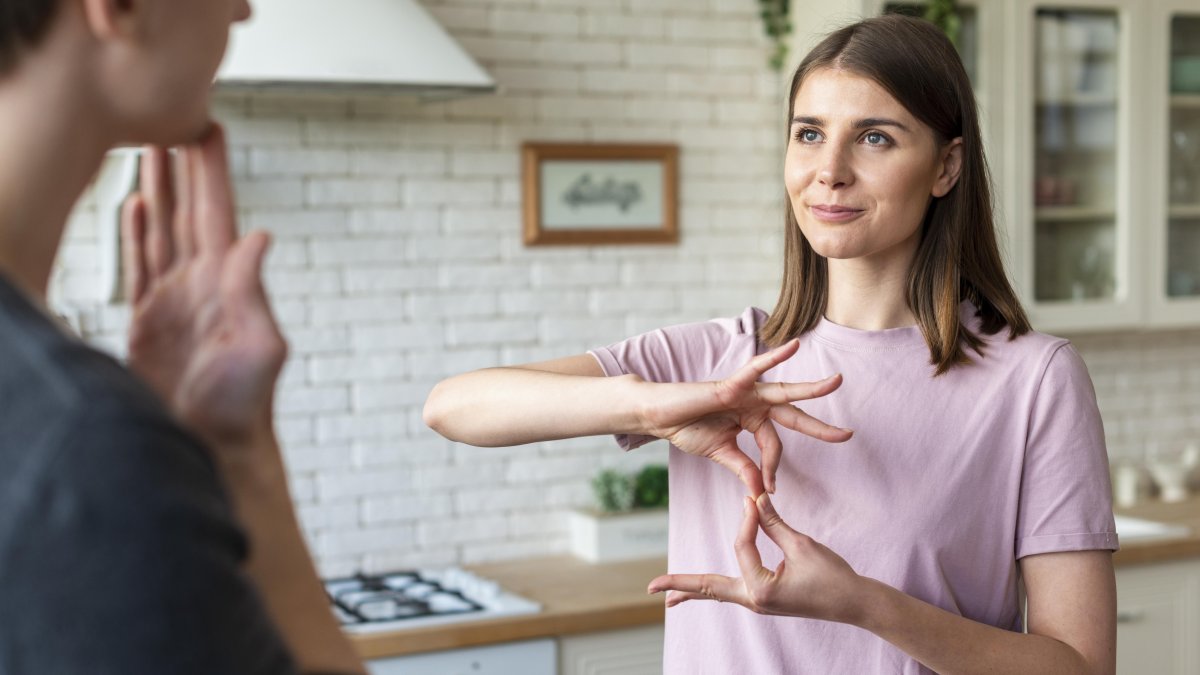 En Ecuador existen instituciones que promueven la enseñanza de la lengua de señas, tanto a nivel básico como profesional.