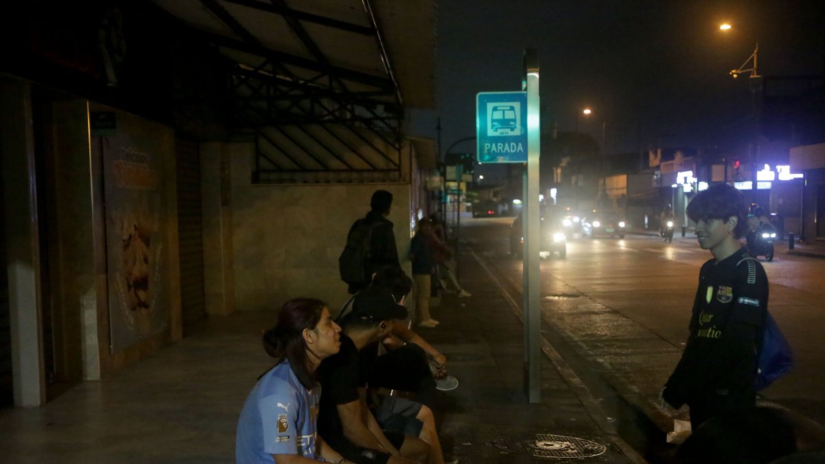 Jóvenes esperan casi una hora hasta que pase el bus que los lleve a su casa. Son las nueve de la noche.