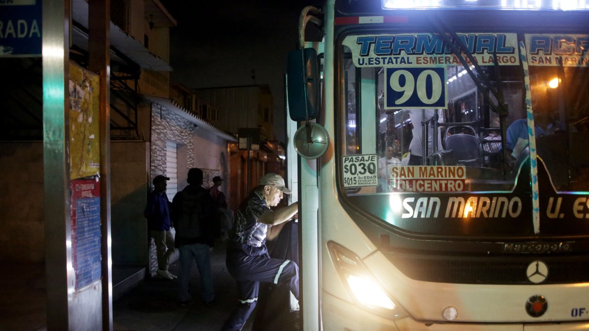 Pocos buses aún mantienen una frecuencia nocturna disciplinada.