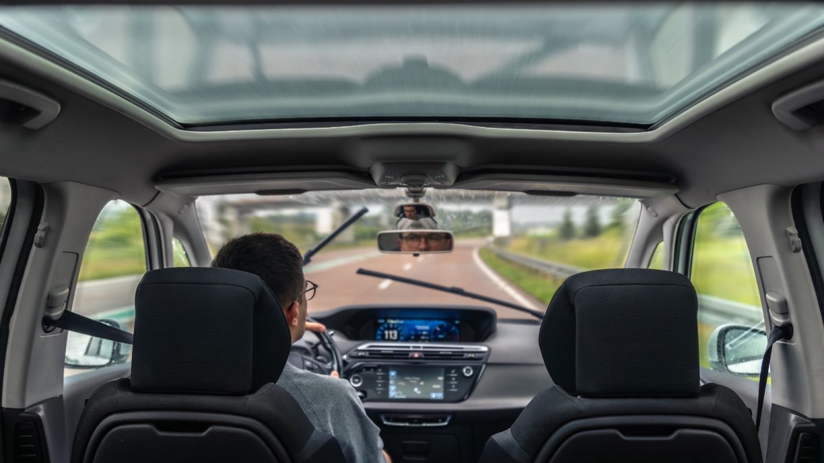 Al menos el 97% de vehículos fabricados desde el año 2023 cuentan con pantallas táctiles para accionar las funciones.