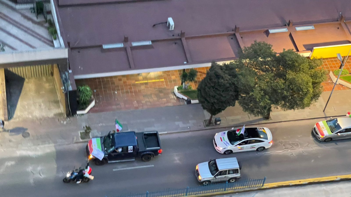 Vecinos y testigos observan los destrozos en el Centro Cultural Iraní tras la agresión en Quito.