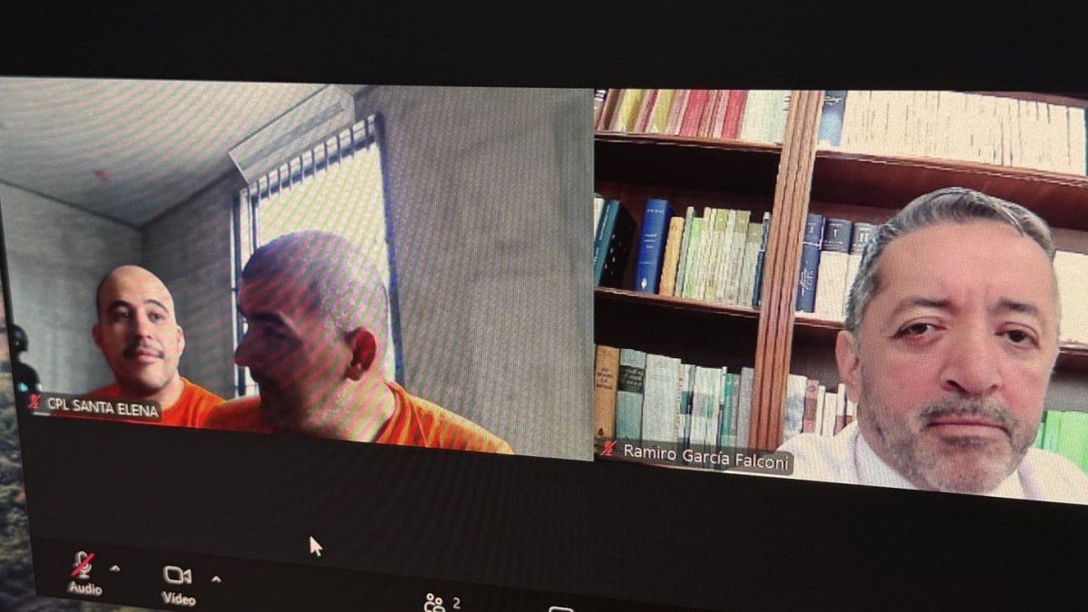 El alcalde de Guayaquil, Aquiles Álvarez, apareció en la audiencia de apelación del caso Goleada con su cabello rapado.