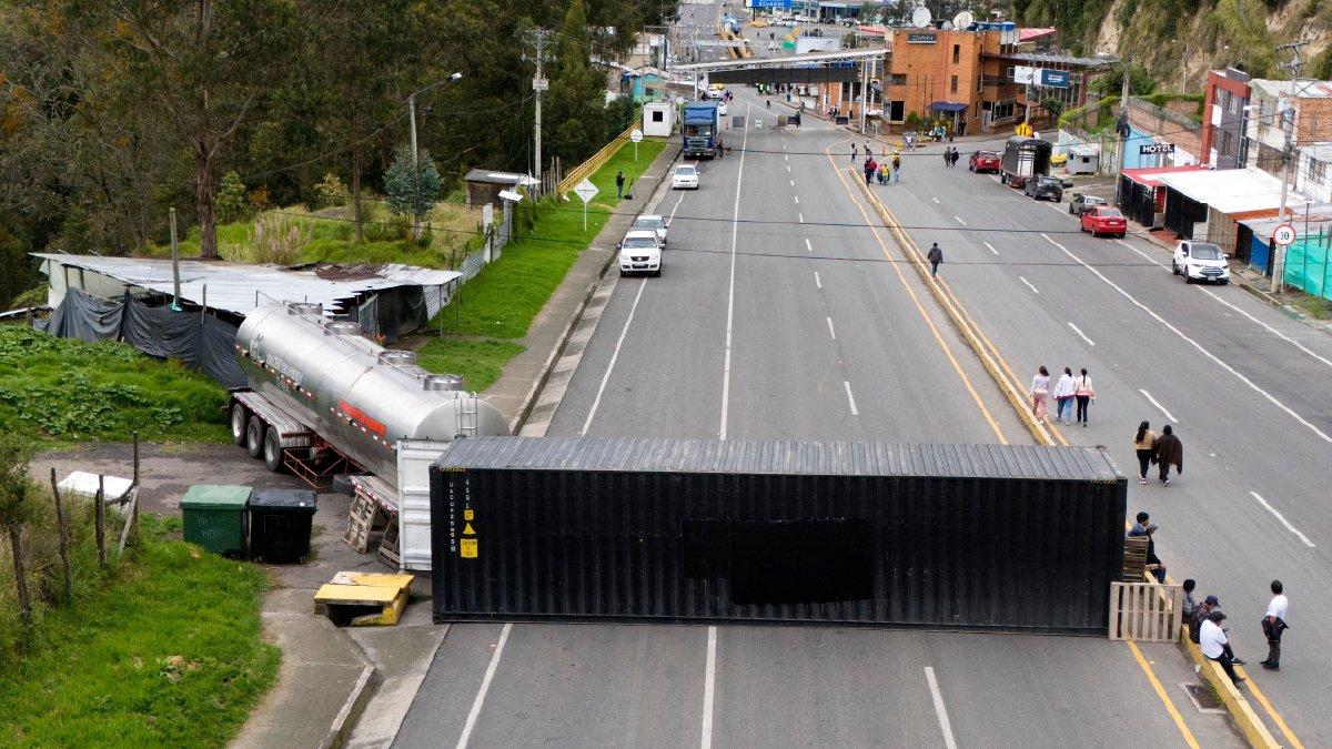 Un conteiner cierrra el acceso del Puente de Rumichaca en el lado colombiano