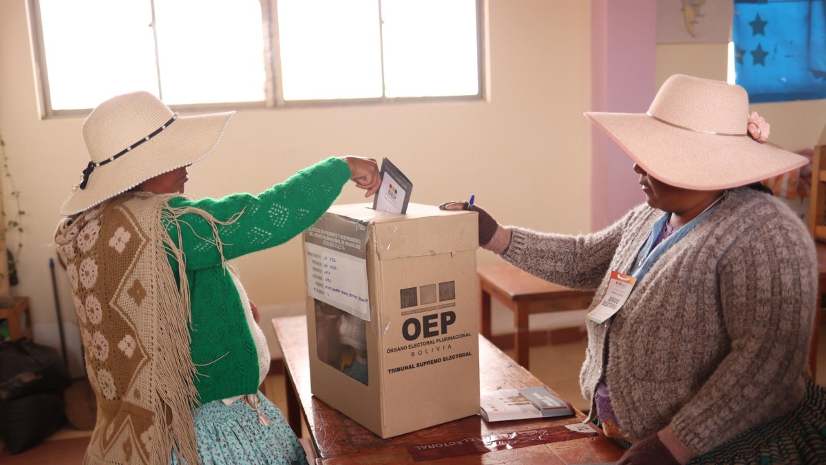 Fotografía de archivo que muestra a mujeres votando en la comunidad de Laja (Bolivia).