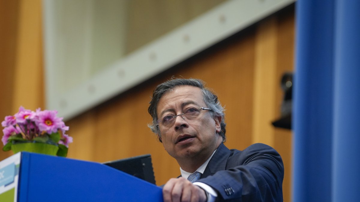 El presidente Gustavo Petro denunció que el dispositivo habría sido “lanzado desde un avión”