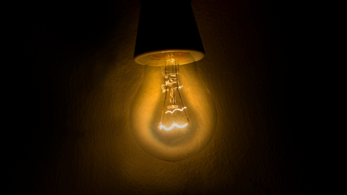 Referencial. Ciudadanos han reportado cortes de luz durante el toque de queda.