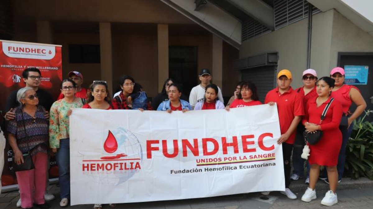 Pacientes con hemofilia enfrentan incertidumbre por decisiones sobre medicamentos.