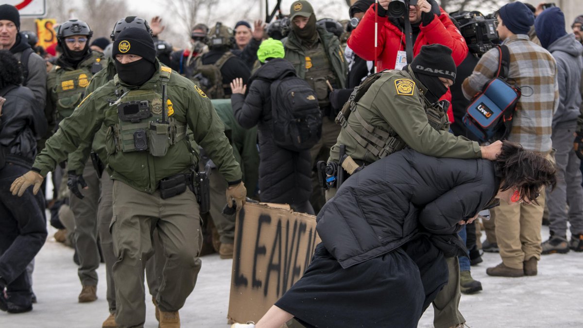 Un integrante de la Policía detiene a una persona durante las protestas en Mineápolis contra el Servicio de Inmigración y Control de Aduanas (ICE), en foto referencial.