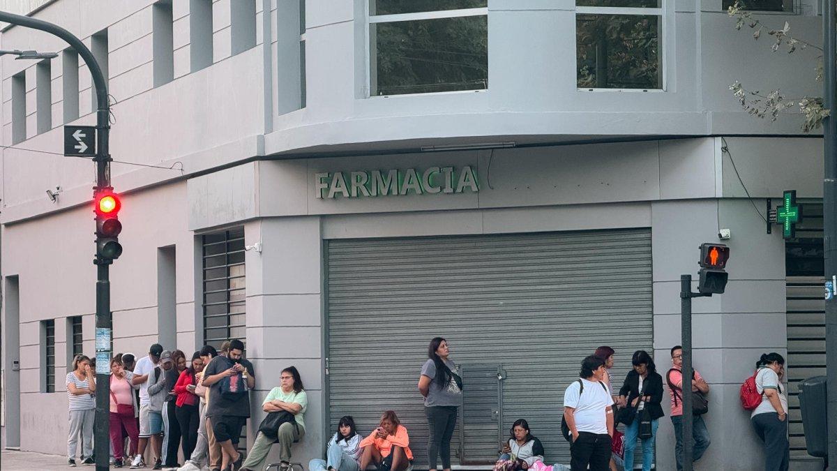 Fotografía del 2 de marzo de 2026 que muestra a personas haciendo fila en una jornada de empleo, en Buenos Aires (Argentina).
