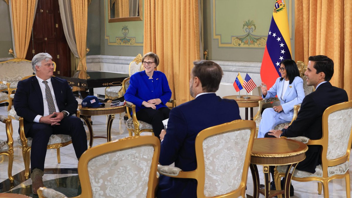 Delcy Rodríguez (2-d), reunida con la encargada de negocios de EE.UU. en Venezuela, Laura Dogu (c), e integrantes del comité de Ralaciones Exteriores del Senado de Estados Unidos.