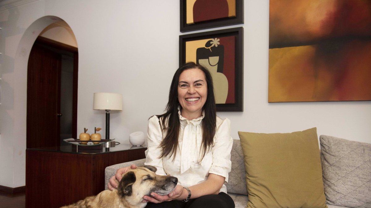 Sofía Plonsky lleva doce años trabajando como doula de fin de vida, labor enfocada a acompañar a familias y a personas con un diagnóstico terminal en su etapa de transición.