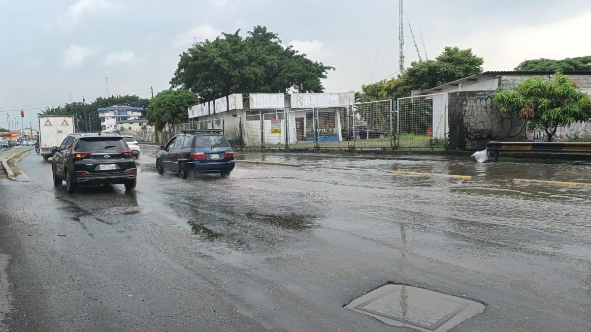 En la avenida Benjamín Rosales, junto a la terminal terrestre de Guayaquil, se acumuló el agua debido a las lluvias de este 21 de marzo de 2026.