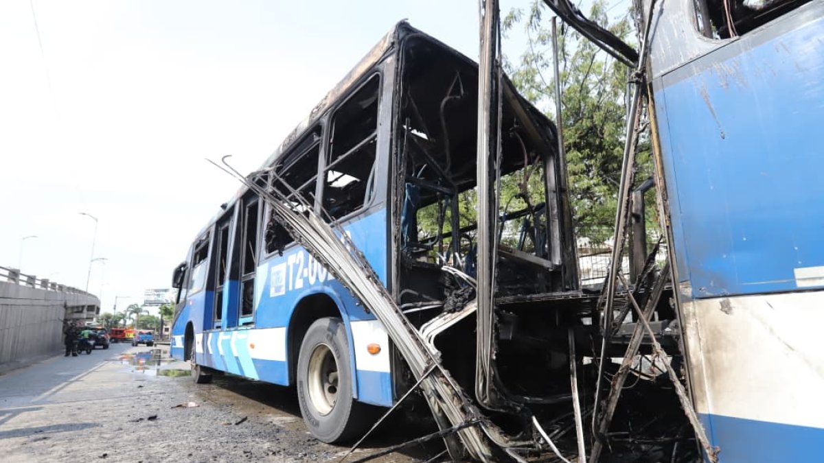 El bus de transporte público tuvo severos daños debido al incendio que se registró en la troncal 2 del sistema Metrovía.