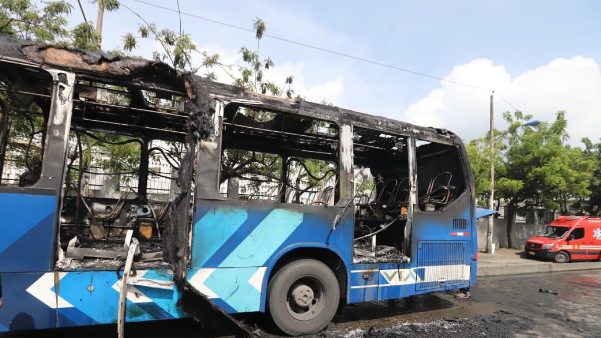La carrocería del bus articulado de Metrovía quedó seriamente afectada por las llamas.
