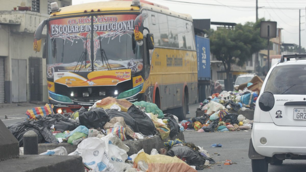 El servicio de recolección de basura en Guayaquil registra una reducción de 20% debido a las actuales restricciones por el toque de queda.
