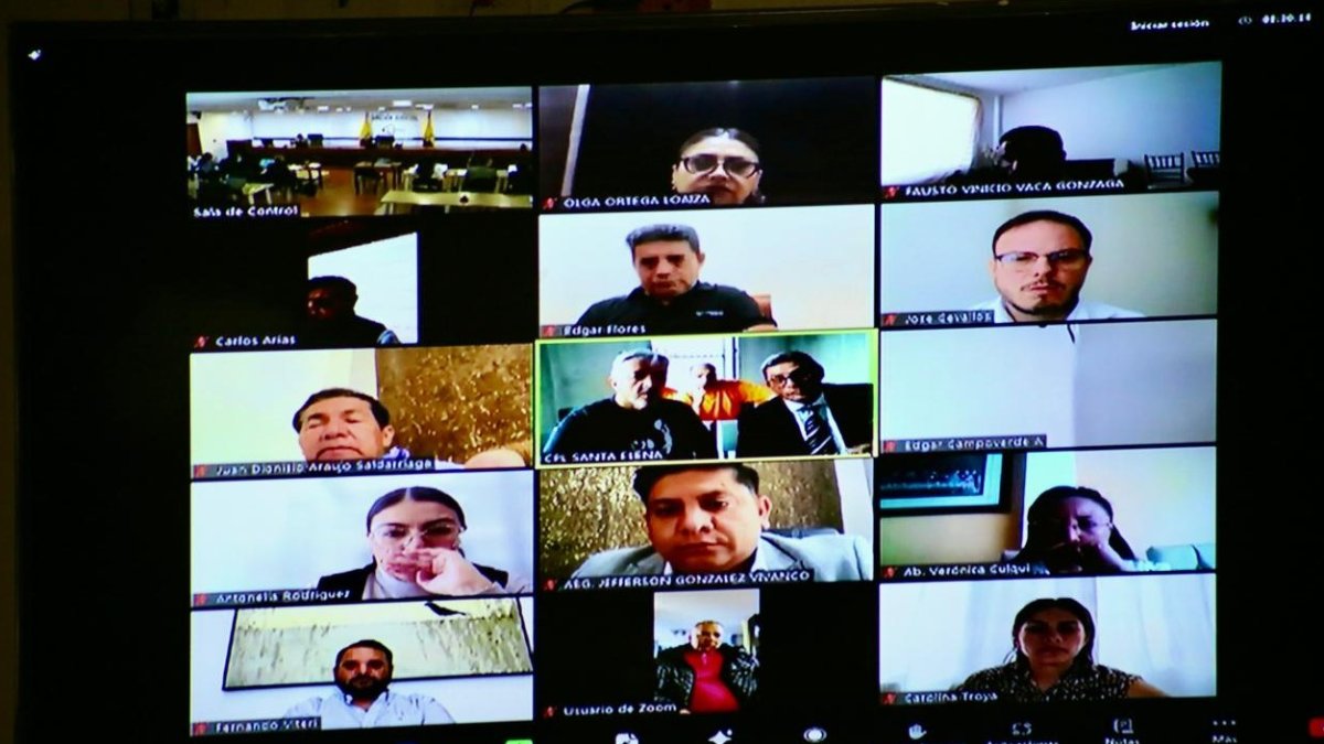 El alcalde de Guayaquil, Aquiles Álvarez, apareció con su abogado desde la cárcel del Encuentro para la reinstalación de la audiencia de juicio del caso Triple A.