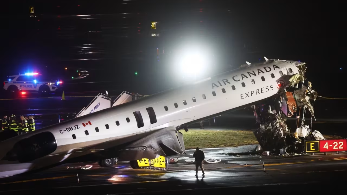 Un avión de Air Canada Express, operado por Jazz Aviation, colisionó con un camión de bomberos en la pista.