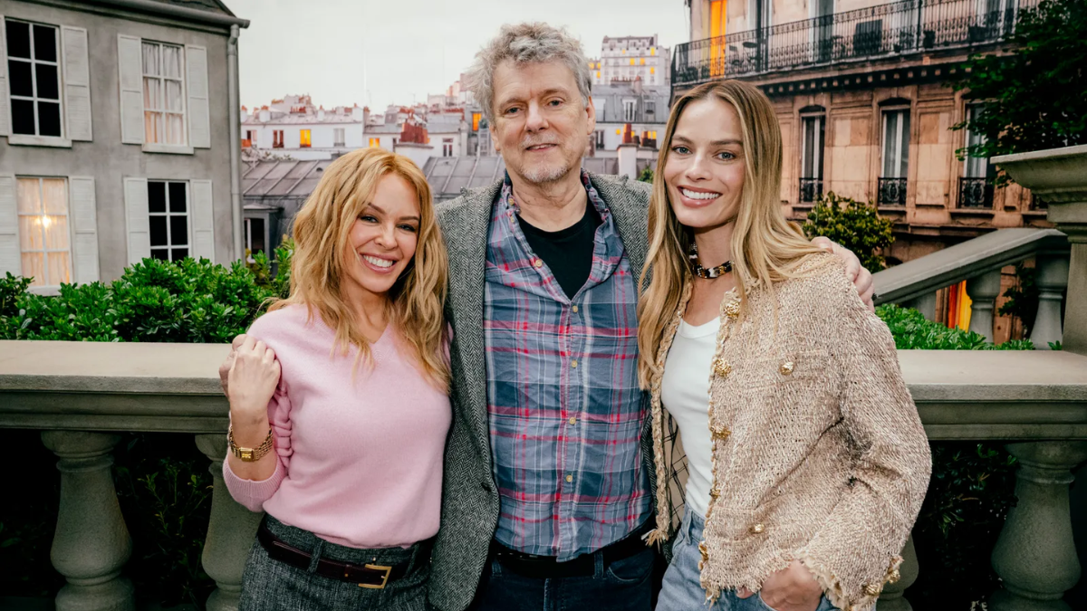 Margot Robbie vuelve a ser el rostro de Chanel en una campaña que rinde homenaje a Kylie Minogue.