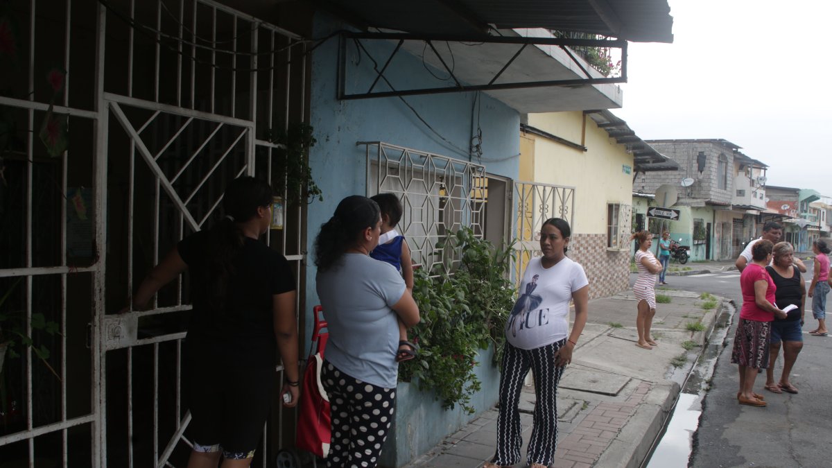 Embarazadas, adultos mayores y madres con sus niños pequeños no pueden estar en sus hogares, en la 20 y Alcedo, debido a los cortes imprevistos de energía elécrica.