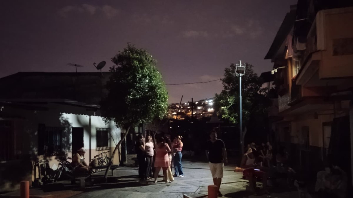 Permanecer afuera de las casas, a oscuras, es una escena que ocurre en la 20 y Alcedo, al igual que en otros sectores de Guayaquil, debido a los constantes e imprevistos cortes de energía eléctrica.
