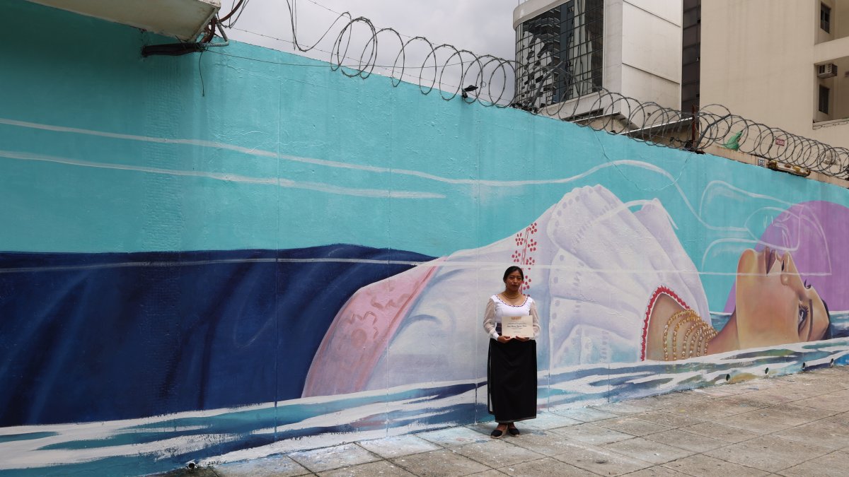 El mural “El reflejo de la esencia” de Saira Túquerrez Morán (Sayana) representa la dignidad como un equilibrio entre el origen, la identidad y el espíritu.
