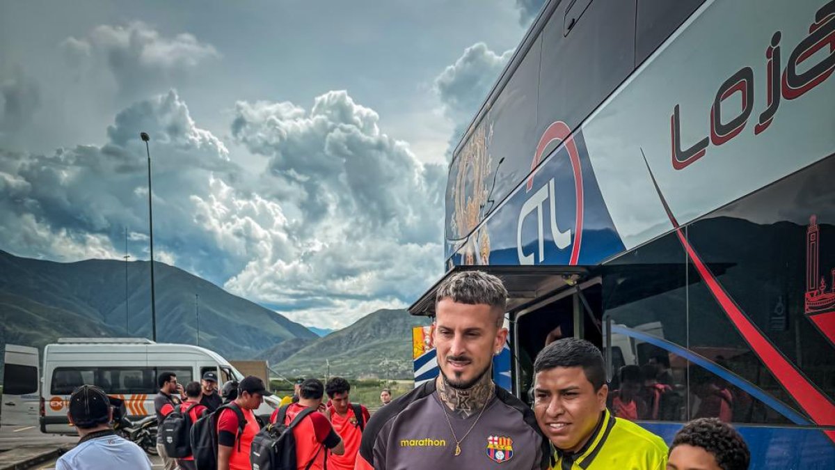 Dario Benedetto jugador de Barcelona SC y los hinchas amarillos.