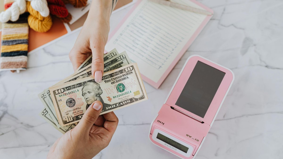 El simulador del BIESS permite conocer en minutos el monto máximo del crédito, ajustando variables como plazo, ingresos y tipo de amortización.