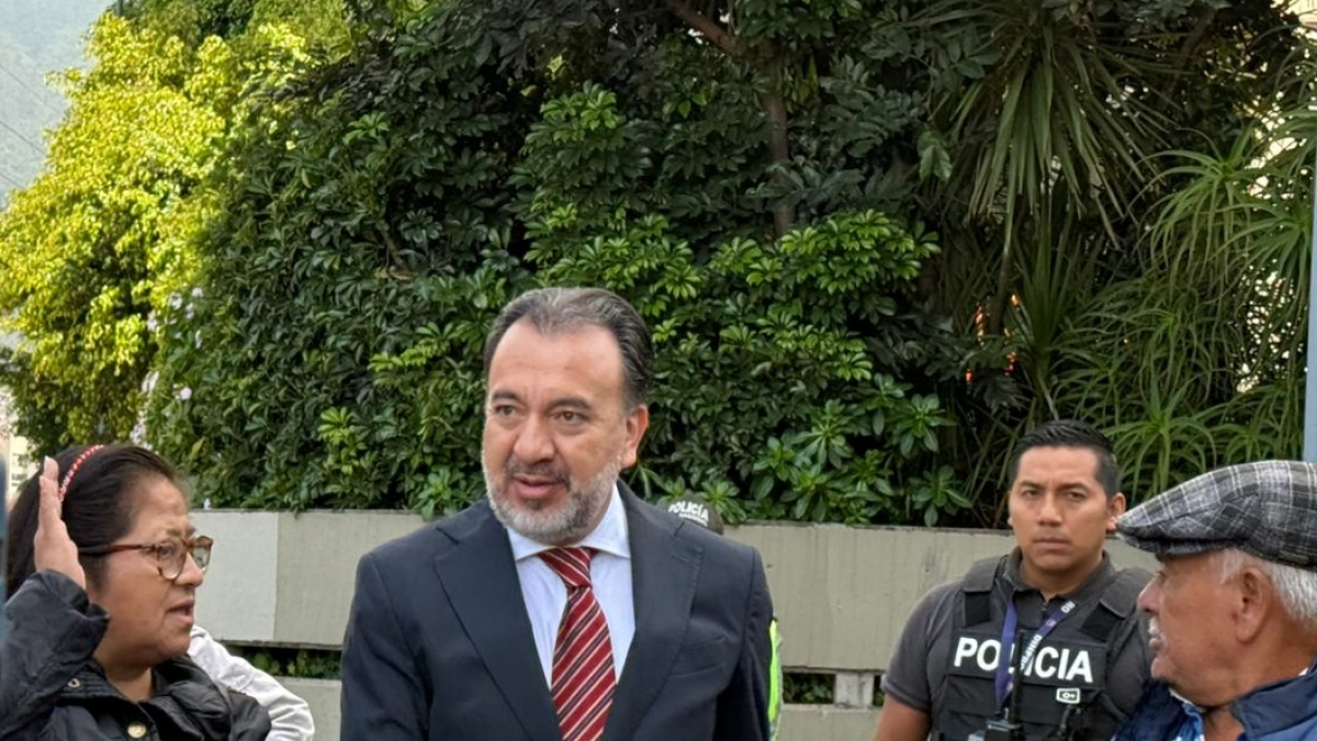 El alcalde de Pabel Muñoz sale de la Fiscalía General del Estado tras rendir su versión por la investigación de los trolebuses eléctricos.