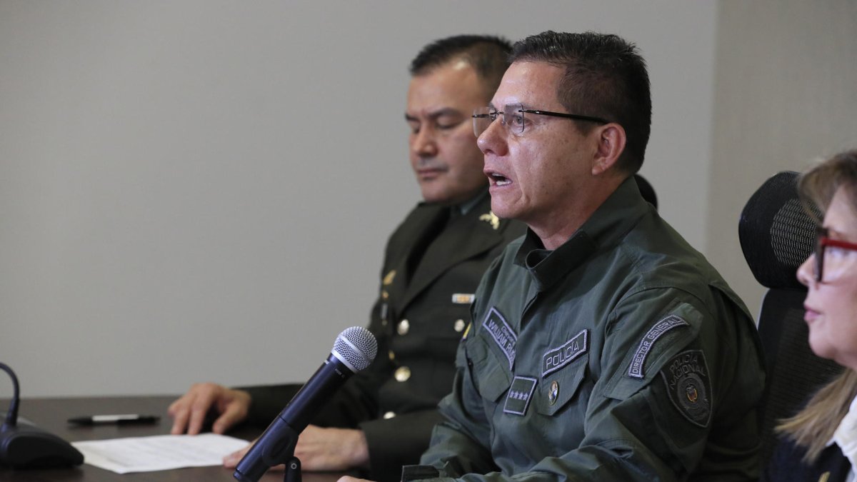 El director de la Policía Nacional de Colombia, general William Oswaldo Rincón, habla durante una rueda de prensa este martes, en Bogotá (Colombia).