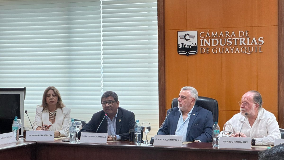 El ministro de Producción, Luis Alberto Jaramillo, se reunió con representantes del sector empresarial.