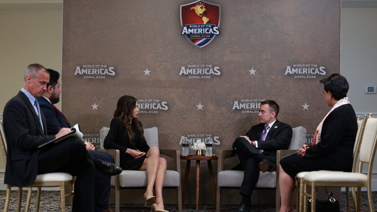 Daniel Noboa se reunió con Kristi Noem tras participar en la cumbre Escudo de las Américas realizada en Florida.