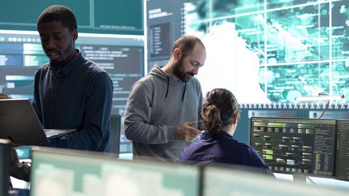 El enfrentamiento entre la ‘IA defensiva’ y la ‘IA ofensiva’ es cada vez más complejo, de acuerdo a los especialistas.