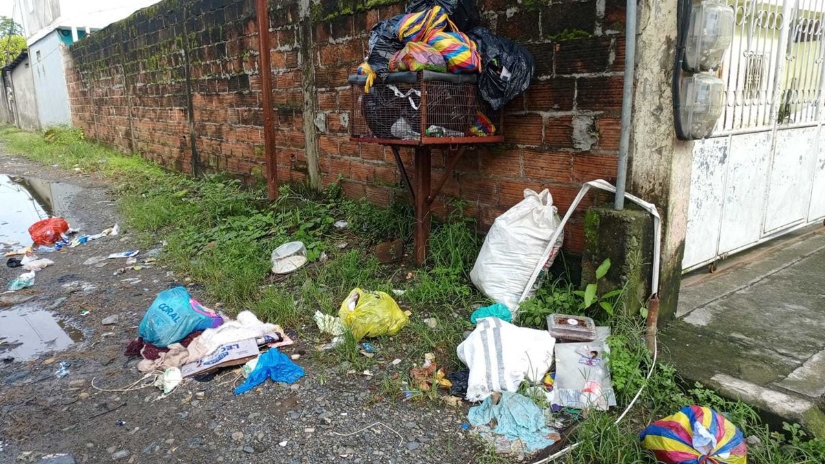 Fundas con desechos siguen amontonadas en un barrio de Quevedo.