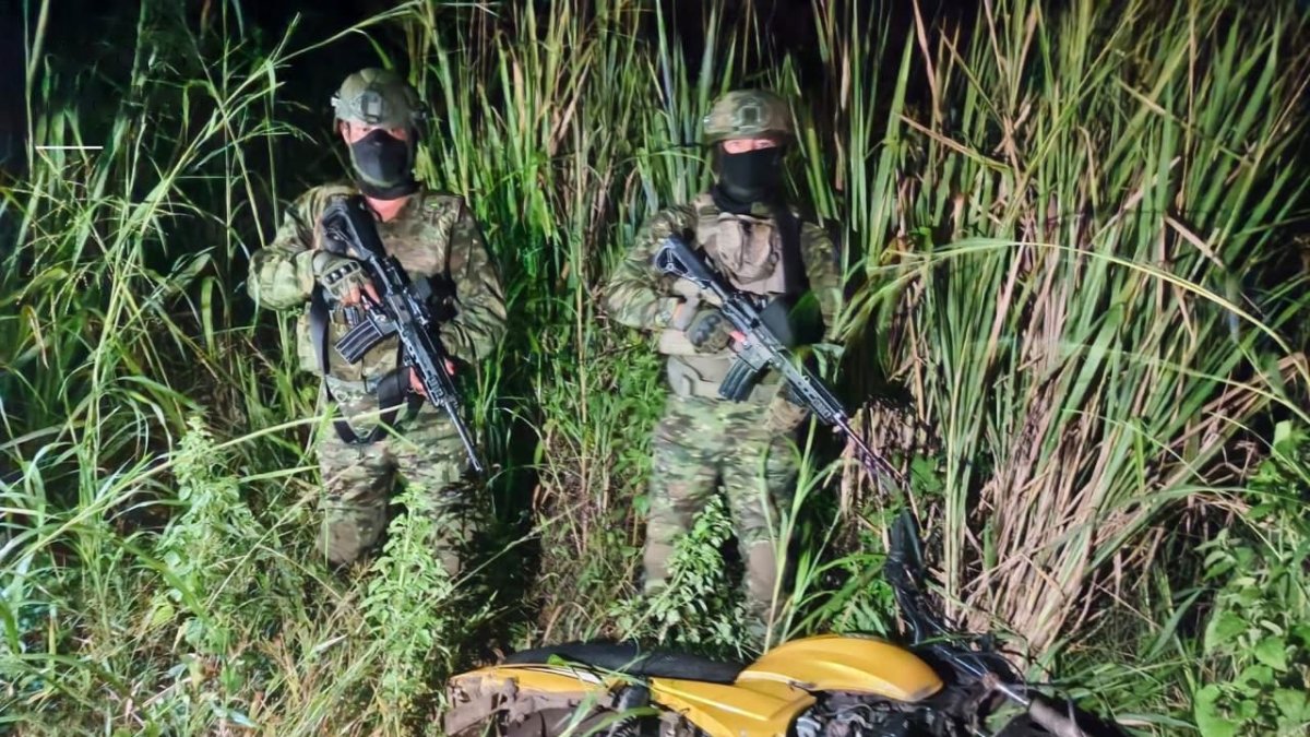 Miembros del Ejército ecuatoriano durante un operativo.