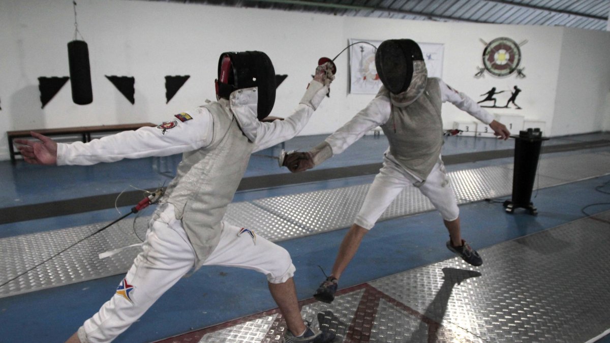 Aguinaga (d) durante uno de los entrenamientos del equipo ecuatoriano de esgrima, en el club de la Policía Nacional en Quito.