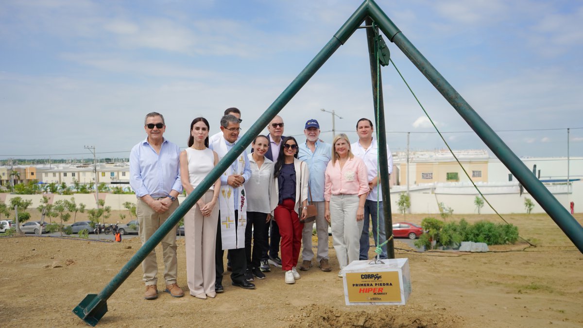 La colocación de la primera piedra -bendecida por Luis Cabrera- marcó el inicio formal de esta nueva etapa