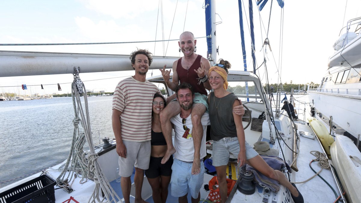 Fotografía del 20 de marzo de 2026, de activistas a punto de zarpar con ayuda humanitaria rumbo a Cuba desde Isla Mujeres, en Quintana Roo (México).