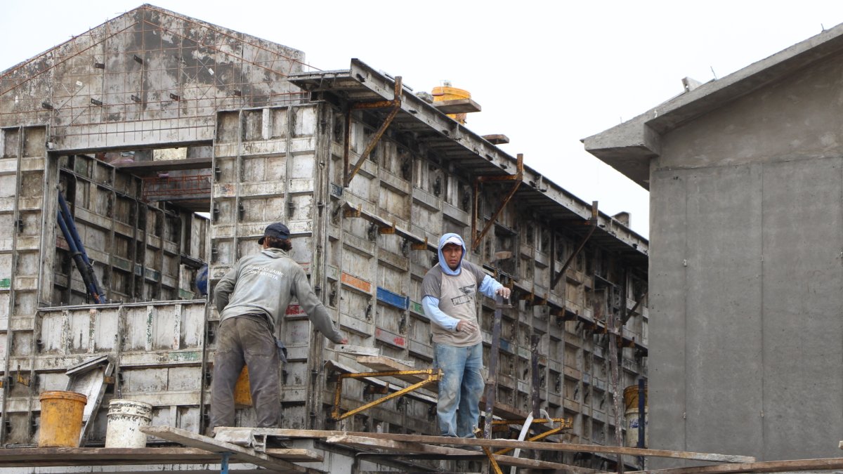 Albañiles trabajan en la construcción de una casa.