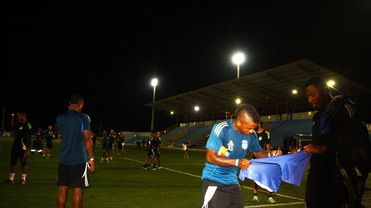 Miller Bolaños, junto a sus compañeros en el gramado del estadio Daring en la parroquia Muey, donde entrenó el equipo de Emelec.